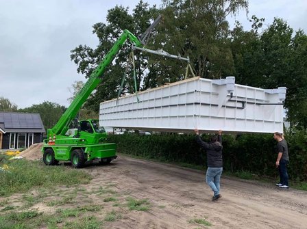 pe zwembad met verrijker in tuin