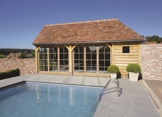 zwembad zetten met houten tuinkamer