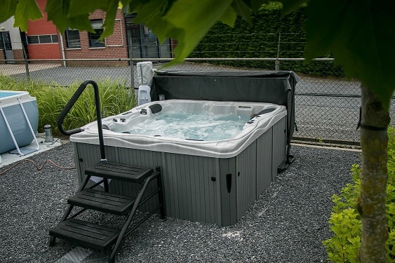 Jacuzzi in showtuin